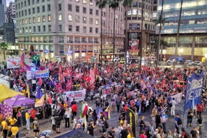 Manifestantes ocupam o centro de Porto Alegre durante marcha que abriu a Conferência Internacional Antifascista