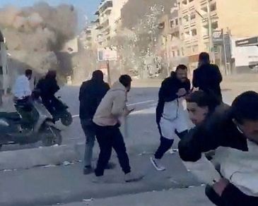 Reuters - Proibido reprodução People run as a missile hits a building, following an escalation between Hezbollah and Israel amid the U.S.-Israel conflict with Iran, in Tyre, Lebanon, in this screen grab obtained from a social media video released March 2, 2026. Social Media/via REUTERS THIS IMAGE HAS BEEN SUPPLIED BY A THIRD PARTY. MANDATORY CREDIT. NO RESALES. NO ARCHIVES.
Verification:
-Buildings, shopfronts, road layout and petrol station matched file and satellite imagery
-Exact time could not be verified
-However, Israel said it launched a wave of strikes in southern Lebanon on Monday (March 2)
-No older versions of the video found before Monday (March 2)