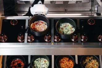 Robô cozinheiro com IA vence prêmio internacional de robótica