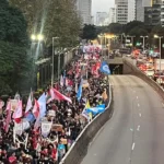 O movimento ganhou corpo de forma acelerada nas últimas semanas, pressionando o governo estadual após fortes processos de greve avançarem no interior e na capital