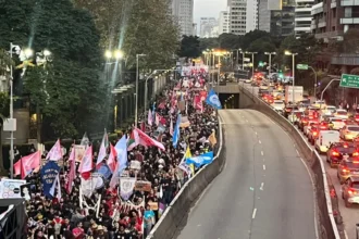 O movimento ganhou corpo de forma acelerada nas últimas semanas, pressionando o governo estadual após fortes processos de greve avançarem no interior e na capital