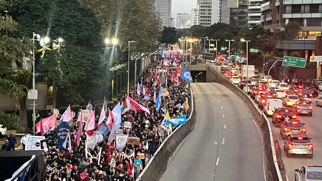O movimento ganhou corpo de forma acelerada nas últimas semanas, pressionando o governo estadual após fortes processos de greve avançarem no interior e na capital