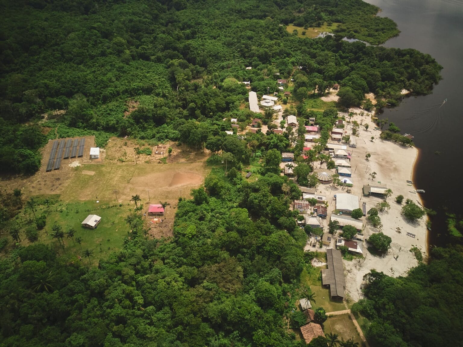 Após décadas de dependência do diesel, moradores da Comunidade Indígena Três Unidos, no Amazonas, passaram a contar com energia limpa e contínua 24 horas por dia, com a inauguração da Usina Solar realizada na última sexta-feira (22).