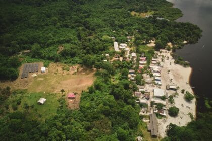 Após décadas de dependência do diesel, moradores da Comunidade Indígena Três Unidos, no Amazonas, passaram a contar com energia limpa e contínua 24 horas por dia, com a inauguração da Usina Solar realizada na última sexta-feira (22).
