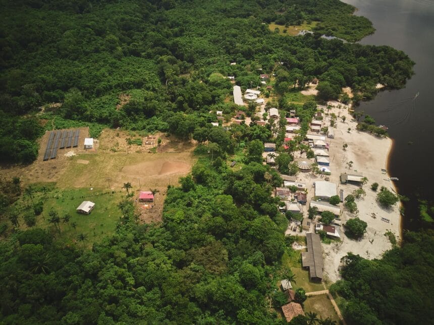 Após décadas de dependência do diesel, moradores da Comunidade Indígena Três Unidos, no Amazonas, passaram a contar com energia limpa e contínua 24 horas por dia, com a inauguração da Usina Solar realizada na última sexta-feira (22).