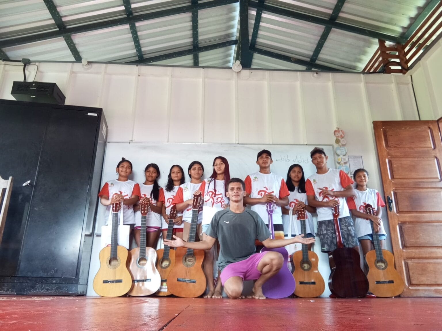 Jovem professor de música simboliza impacto de projeto que já alcançou mais de 18 mil pessoas no interior do Amazonas - FAS
