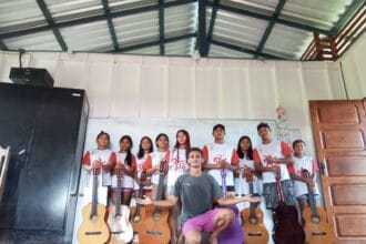 Jovem professor de música simboliza impacto de projeto que já alcançou mais de 18 mil pessoas no interior do Amazonas - FAS