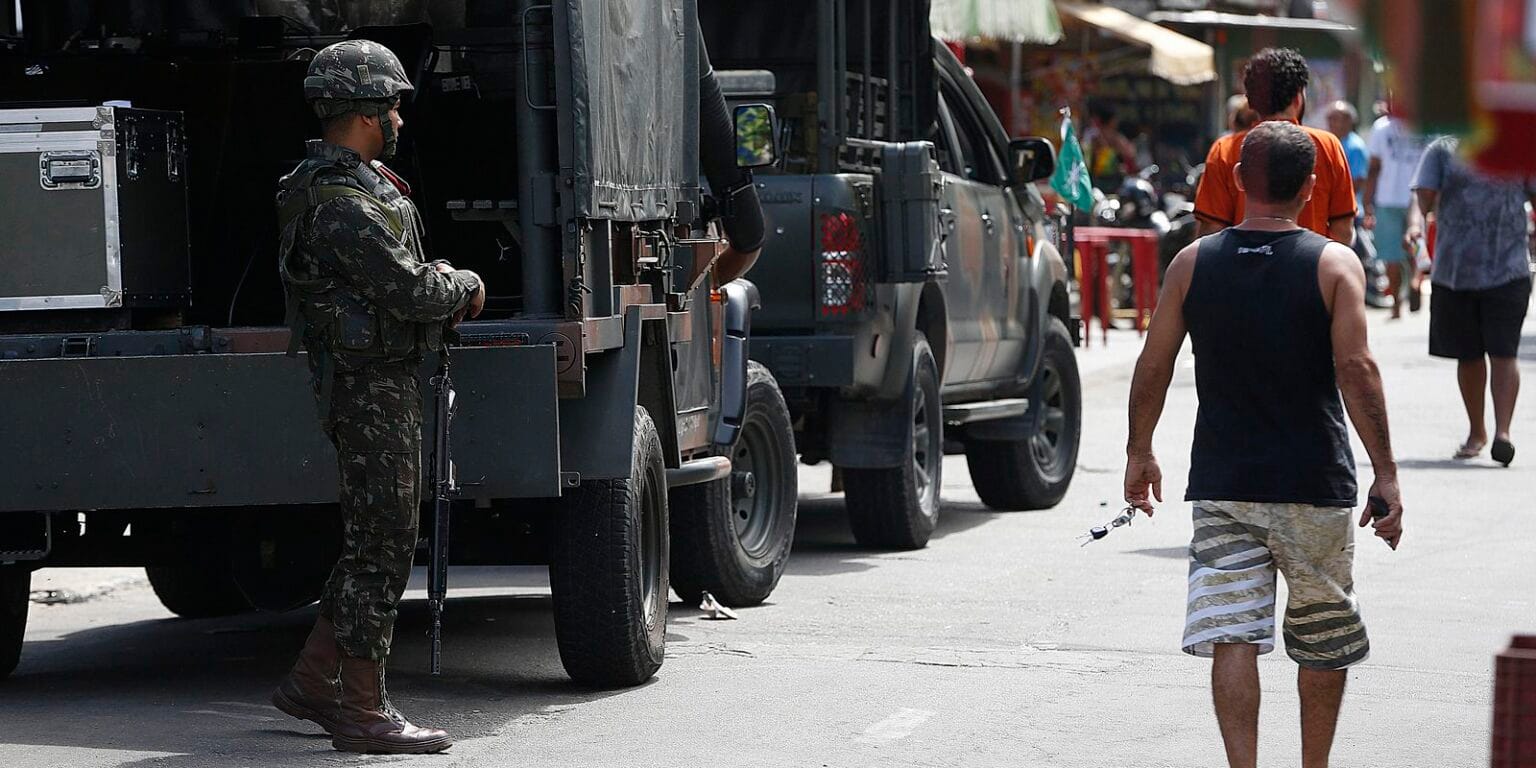 Polícia faz ação para cumprir 56 mandados de prisão na Maré, no Rio