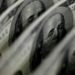 Dólar sobe para R$ 5,11, e bolsa fica estável, apesar de tensão global