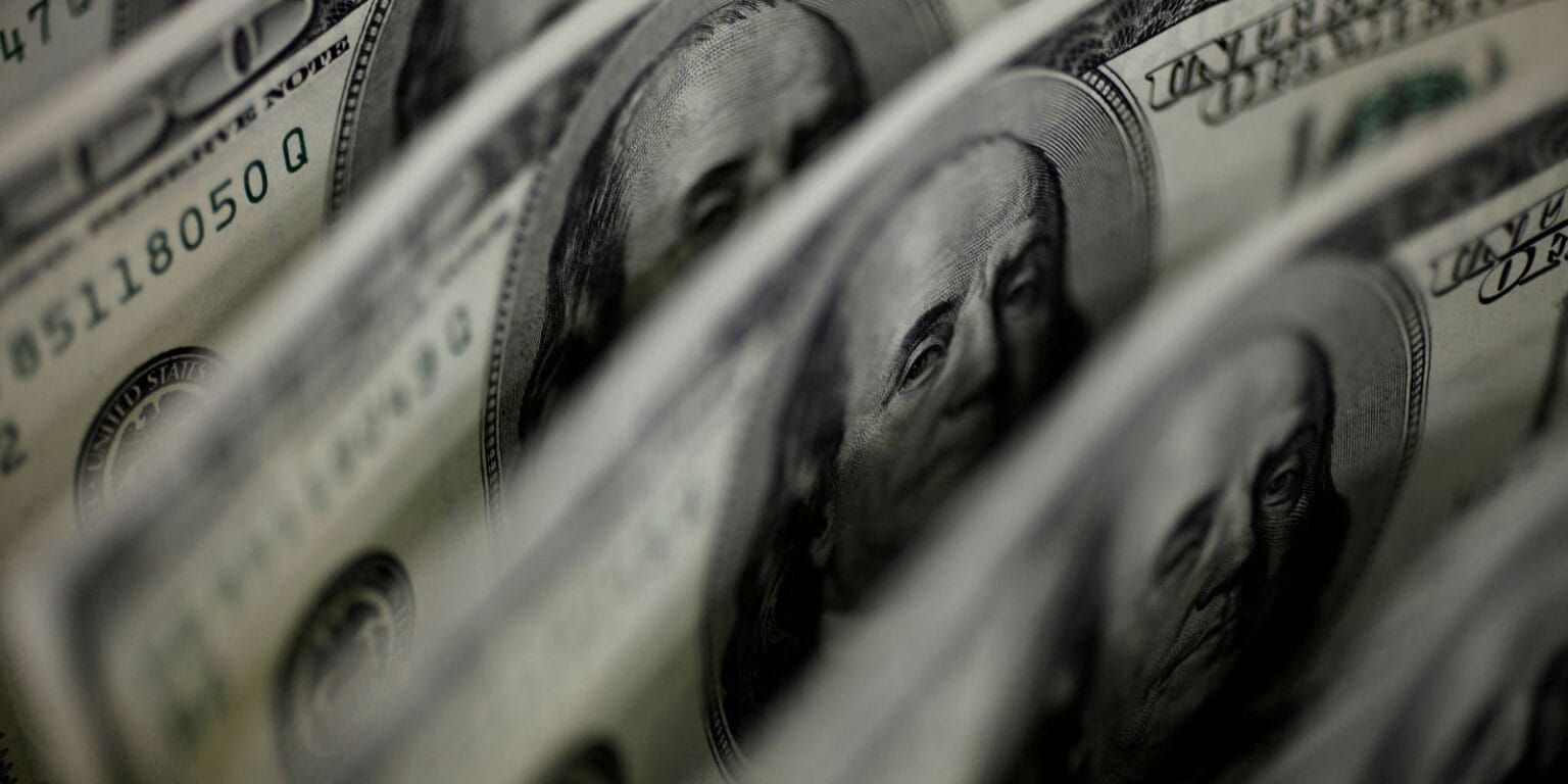 Dólar sobe para R$ 5,11, e bolsa fica estável, apesar de tensão global