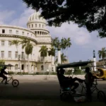 Vista geral de uma rua de Havana com o Capitólio (antigo Congresso) ao fundo, em 2008