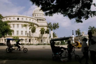 Vista geral de uma rua de Havana com o Capitólio (antigo Congresso) ao fundo, em 2008