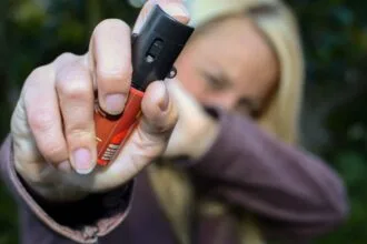 Mulheres podem comprar e usar spray de pimenta para defesa pessoal