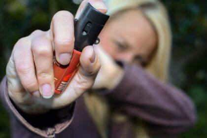 Mulheres podem comprar e usar spray de pimenta para defesa pessoal