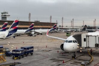 Anvisa atualiza regras de segurança sanitária para aviões e aeroportos