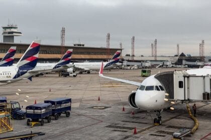Anvisa atualiza regras de segurança sanitária para aviões e aeroportos