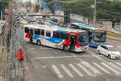 Criminosos usam ônibus em barricadas contra operação policial no Rio