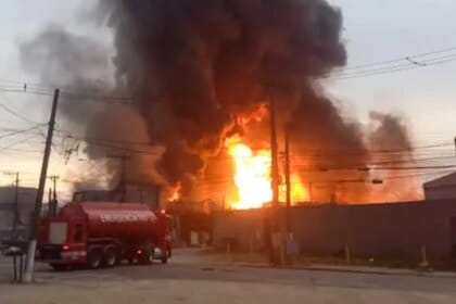 Prefeitura interdita entorno de fábrica atingida por incêndio em SP