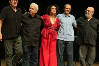 Repertório de Caetano Veloso embala show exclusivo na TV Brasil