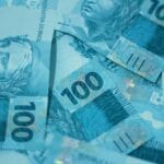 Cédulas de 100 reais em close-up
