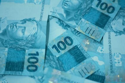 Cédulas de 100 reais em close-up