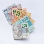 Cédulas de real brasileiro em leque sobre fundo branco