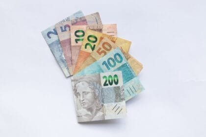 Cédulas de real brasileiro em leque sobre fundo branco