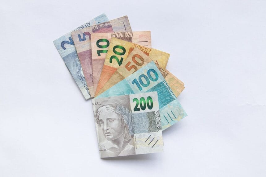 Cédulas de real brasileiro em leque sobre fundo branco