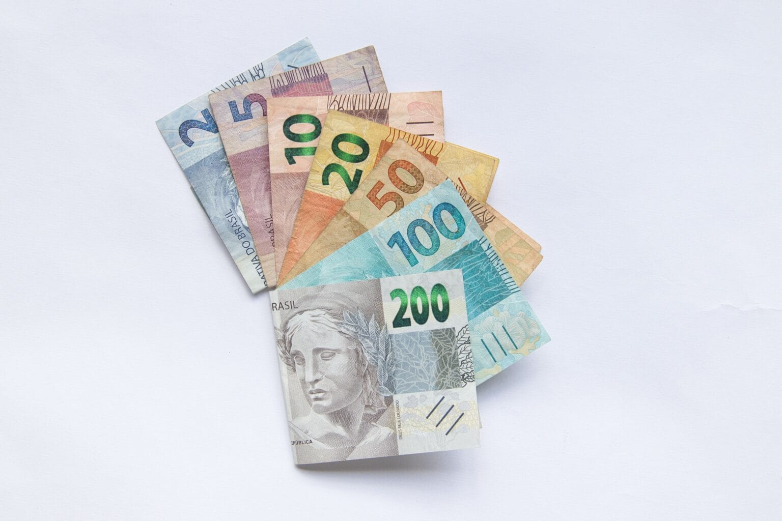 Cédulas de real, moeda brasileira, usadas para ilustrar variação do dólar