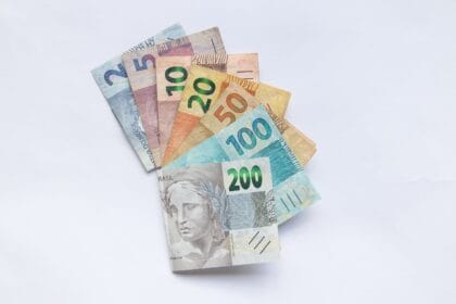 Cédulas de real, moeda brasileira, usadas para ilustrar variação do dólar