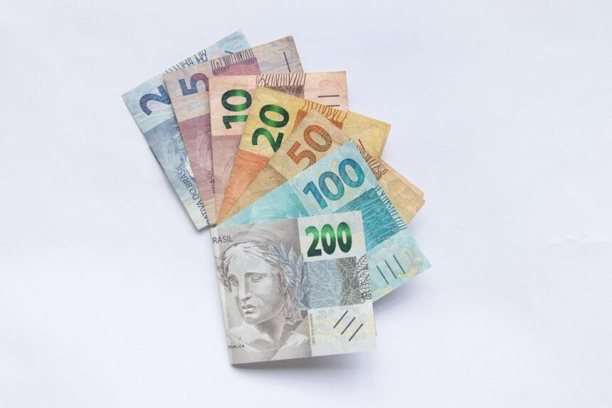 Cédulas de real, moeda brasileira, usadas para ilustrar variação do dólar