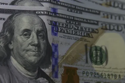 Cédulas de dólar e real ilustrando a cotação do câmbio