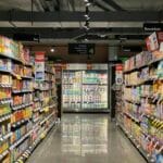 Prateleira de supermercado com produtos diversos