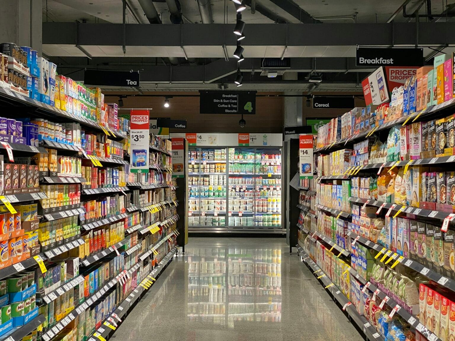 Prateleira de supermercado com produtos diversos