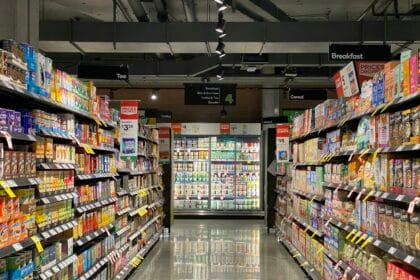 Prateleira de supermercado com produtos diversos
