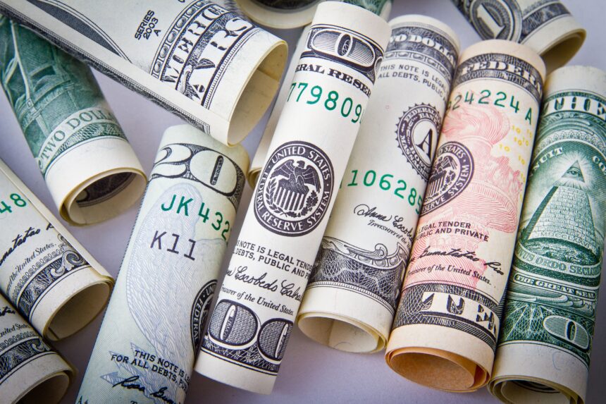 Notas de dólar americano enroladas, em close-up