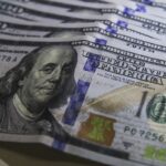 Cédulas de dólar e moeda de real