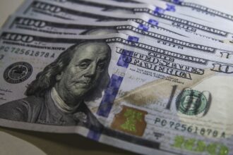 Cédulas de dólar e moeda de real