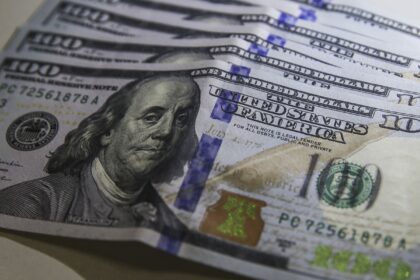 Cédulas de dólar e moeda de real