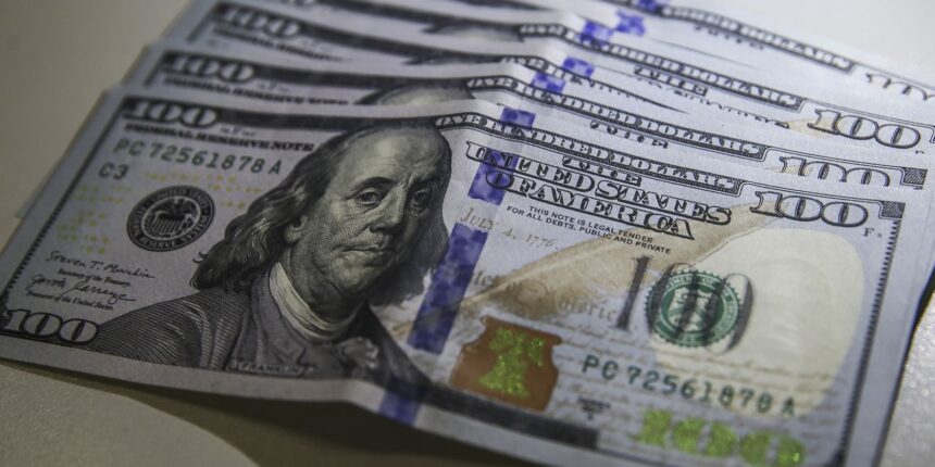 Cédulas de dólar e moeda de real